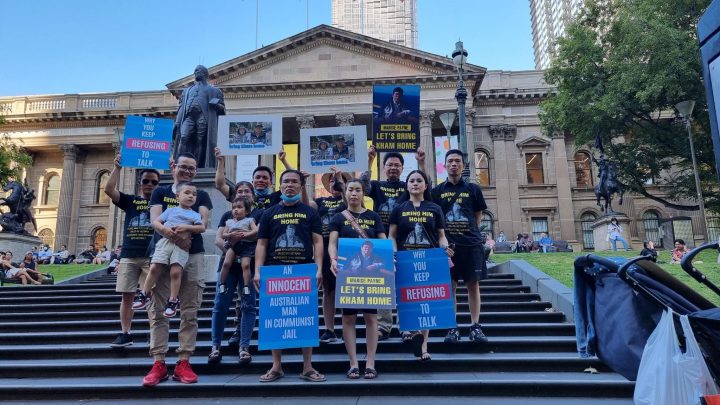 Thân hữu và thành viên Việt Tân thành phố Melbourne hỗ trợ và đồng hành với Adelaide tranh đấu đòi tự do cho ông Châu Văn Khảm, hôm 6/2/2022. Ảnh: FB Friends of Chau Van Kham