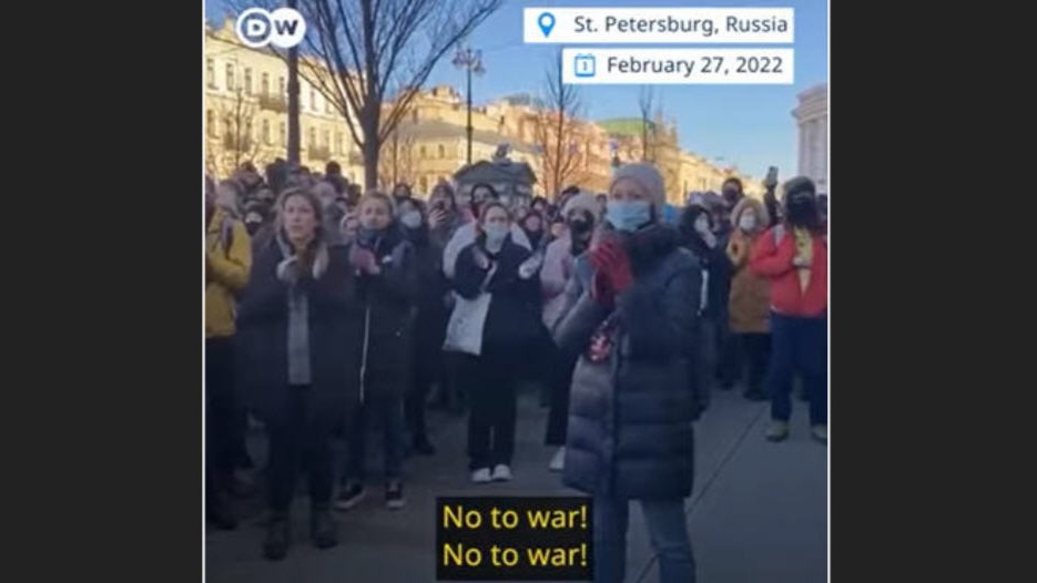 Dân Nga biểu tình phản đối chiến tranh xâm lăng Ukraine của Tổng Thống Nga Putin hôm 27/2/2022.