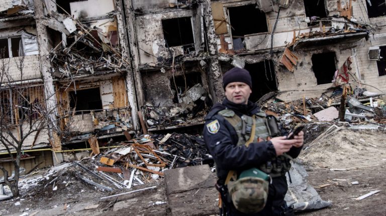 Một tòa nhà ở thủ đô Kyiv bị hỏa tiễn Nga phá hủy vào sáng sớm 25/2/2022. Ảnh: Chris McGrath/ Getty Images