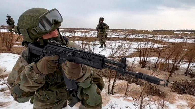 Chuẩn bị cho chiến tranh? Lính Nga trong cuộc tập trận mới nhất ở Belarus. Ảnh: AP