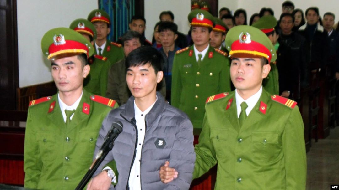 Nhà báo tự do Nguyễn Văn Hóa tại phiên tòa ngày 27/11/2017. Ảnh: AFP