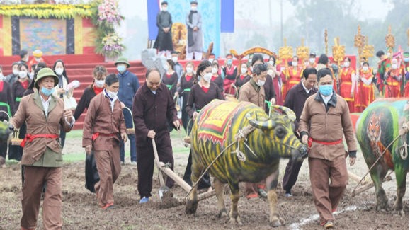 Chủ Tịch Nước Nguyễn Xuân Phúc làm lễ Tịch Điền với “trâu giả hổ” ở tỉnh Hà Nam hôm 7/2/2022.