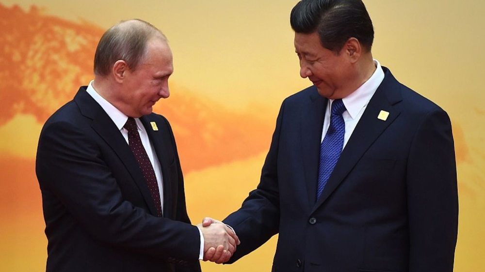 Tổng thống Nga Putin bắt tay Chủ Tịch Trung Quốc Tập Cận Bình tại Hội Nghị APEC 11/11/2014. Ảnh: Greg Baker/ AFP via Getty Images