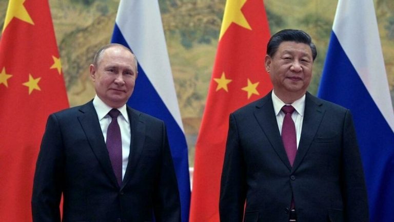 Tổng Thống Nga Vladimir Putin (trái) và Chủ Tịch Trung Quốc Tập Cận Bình tại Bắc Kinh ngày 4/2/2022. Ảnh: Alexei Druzhinin - Sputnik/ AFP