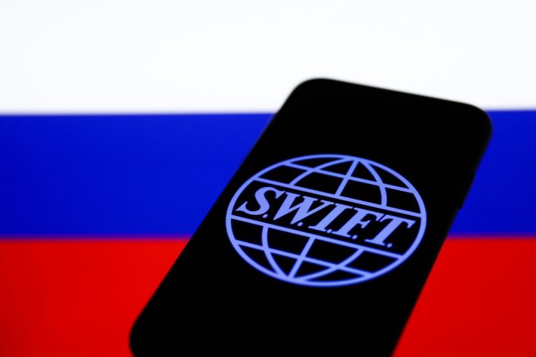 Hoa Kỳ đã nâng cấp biện pháp trừng phạt Nga xâm lăng Ukraine hôm 26/2/2022 và được Liên Âu (EU), Anh, Pháp, Đức, Ý, Canada, Nhật Bản ủng hộ loại một số ngân hàng Nga ra khỏi hệ thống SWIFT, đồng nghĩa với việc “phong tỏa” hệ thống tài chánh của Nga với hệ thống tài chánh toàn cầu. Ảnh: Getty Images