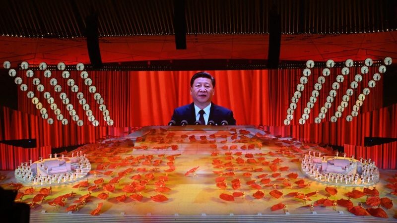 Hình Chủ Tịch Trung Quốc Tập Cận Bình chiếu trên màn ảnh lớn trong một buổi trình diễn nghệ thuật kỷ niệm 100 năm thành lập đảng Cộng Sản Trung Quốc tại Vận Động Trường Quốc Gia ở Bắc Kinh hôm 28/6/2021. Ảnh: Noel Celis/ AFP via Getty Images