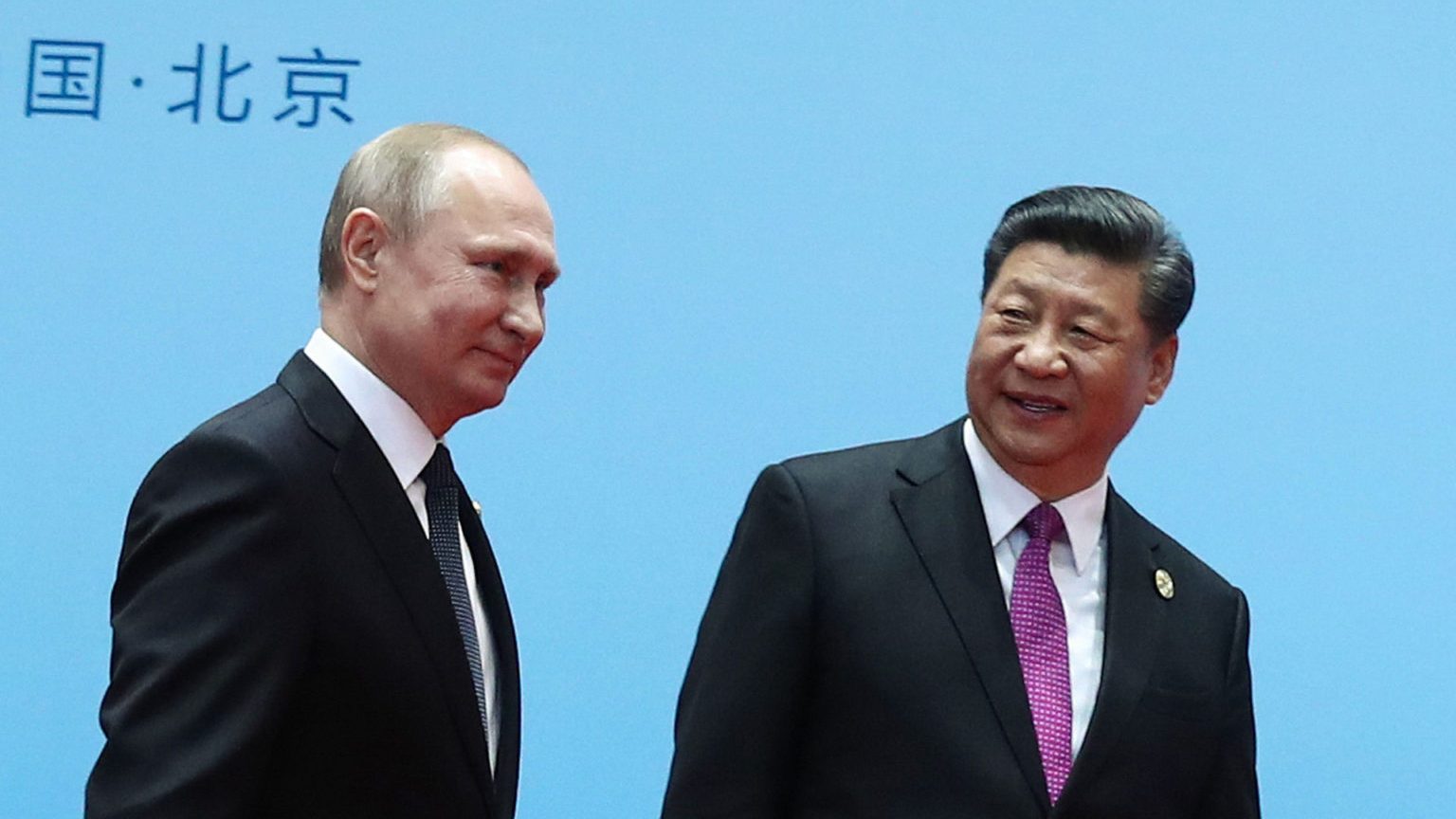 Trong hoàn cảnh Nga đã ngả theo Trung Quốc, Việt Nam khó có thể dựa vào Moscow để cân bằng ảnh hưởng của Trung Quốc như trước. Trong hình, Chủ Tịch Trung Quốc Tập Cận Bình (phải) và Tổng Thống Nga Vladimir Putin trong diễn đàn “Vành Đai và Con Đường” ở Bắc Kinh hôm 27/4/2019. Ảnh: Valery Sharifulin/ Sputnik/ AFP via Getty Images