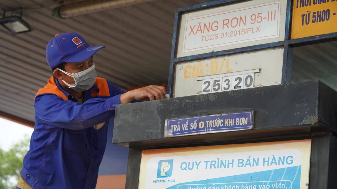 Một cửa hàng xăng ở huyện Long Thành (Đồng Nai) điều chỉnh giá xăng lúc 3 giờ chiều ngày 11/2/2021. Ảnh: VnExpress
