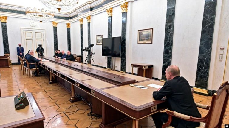 TT Putin trong một phiên họp với cố vấn kinh tế tại Moscow, 28/2/2022. Ảnh: AP