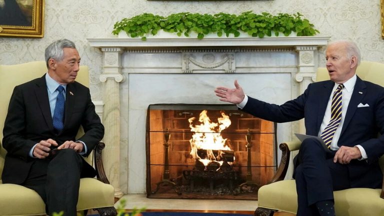Tổng Thống Mỹ Joe Biden (P) tiếp Thủ Tướng Singapore Lý Hiển Long tại Nhà Trắng, Washington DC, Hoa Kỳ ngày 29/03/2022. Ảnh: Reuters - Kevin Lamarque