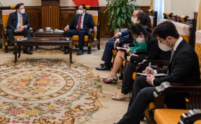 Đại Sứ Mỹ Marc Knapper (trái) gặp Bộ Trưởng Ngoại Giao Bùi Thanh Sơn (phải) để thảo luận về quan hệ đối tác Hoa Kỳ - Việt Nam. Ảnh: FB US Ambassy in Ha Noi