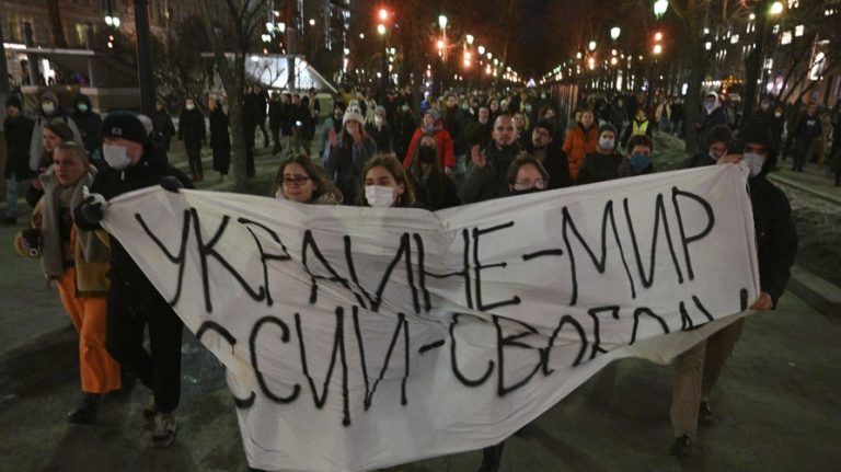Dân Nga biểu tình ở Moscow với biểu ngữ "Ukraine-Hòa Bình, Nga-Tự Do" hôm 24/2/2022 sau khi Nga xua quân xâm lăng Ukraine. Ảnh: Dmitry Serebryakov/ AP