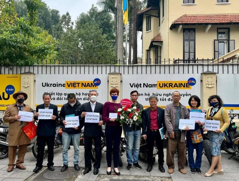 Một số người dân Việt Nam đã đến Đại Sứ Quán Ukraine ở Hà Nội hôm 4/3/2022 để tặng hoa, gửi lời động viên đến người dân Ukraine. Phái đoàn chụp ảnh lưu niệm cùng bà Đại Biện Lâm Thời Ukraine tại VN Nataliya Zhynkina (đứng giữa). Ảnh: FB Chau Doan