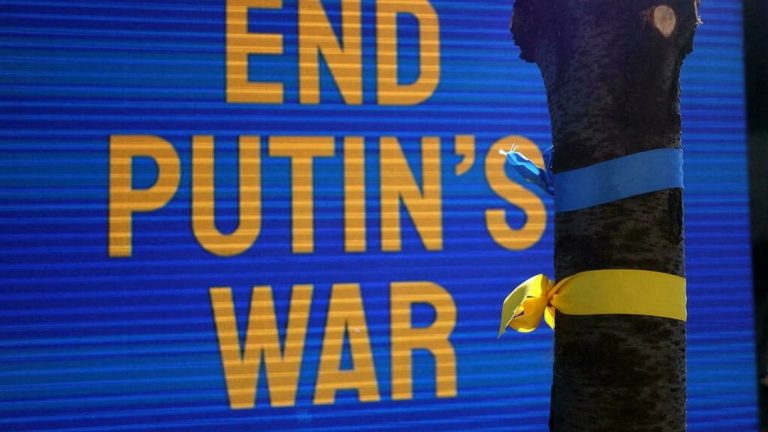 Thông điệp của người biểu tình trước trụ sở Liên Hiệp Quốc ở New York (Hoa Kỳ), "Chấm dứt cuộc chiến của Putin". Đại Hội Đồng LHQ họp khẩn về sự kiện Nga xâm lược Ukraine, ngày 28/02/2022. Ảnh: Reuters - Mike Segar