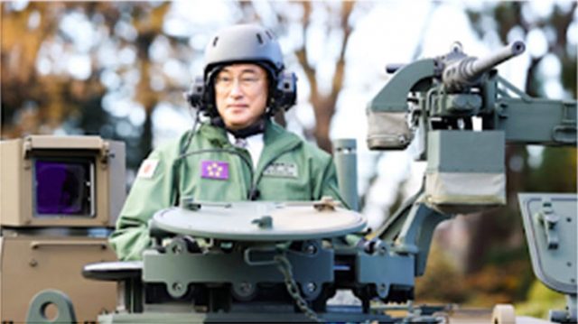 Thủ Tướng Nhật Bản Fumio Kishida trên một chiếc xe tăng.