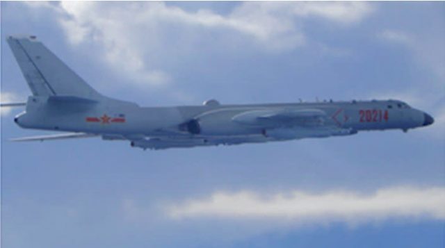 Một máy bay ném bom H-6 của Trung Quốc bay gần khu vực nhận dạng phòng không Đài Loan vào ngày 18/9/2020. Đài Loan là một nguồn chính gây ra căng thẳng quân sự ở châu Á. Ảnh: Bộ Quốc Phòng Đài Loan/ AP
