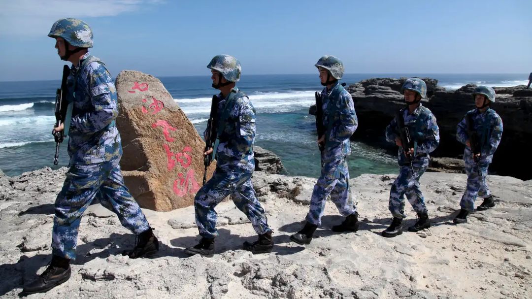 Binh lính hải quân Trung Cộng tuần tra trên đảo Phú Lâm, mà Việt Nam tuyên bố chủ quyền, thuộc quần đảo Hoàng Sa vào tháng 1/2016. Bắc Kinh tiếp tục thực hiện các phương án quân sự chống lại Việt Nam. Ảnh: Reuters