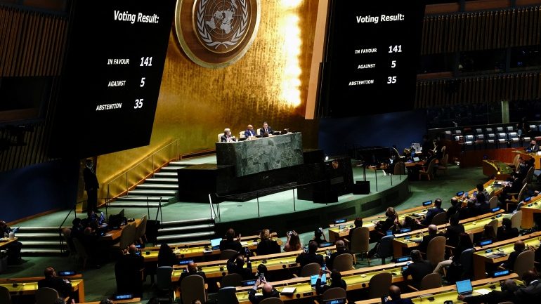 Đại Hội Đồng LHQ đã bỏ phiếu, hôm 2/3/2022, thông qua nghị quyết lên án mạnh mẽ Nga xâm lăng Ukraine, đòi Nga chấm dứt các cuộc tấn công và rút quân ngay lập tức. CSVN bỏ phiếu trắng. Ảnh: Carlo Allegri/ Reuters