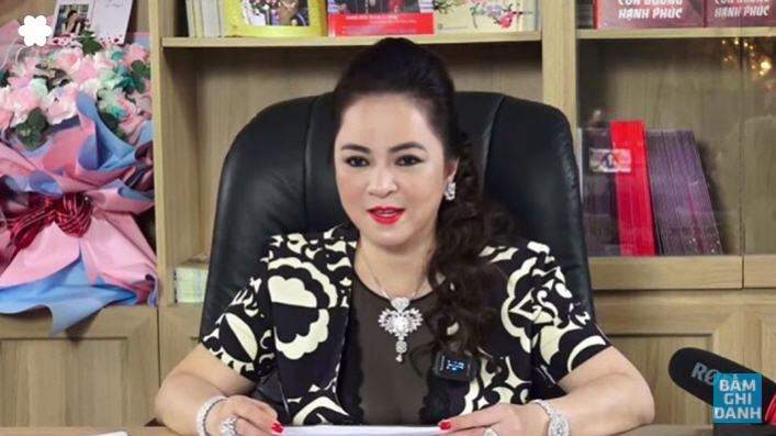 Bà Nguyễn Phương Hằng livestream tố cáo nhiều người nổi tiếng phạm tội, nay chính bà bị nhà chức trách truy tố phạm tội. Ảnh chụp Youtube Việt Tân
