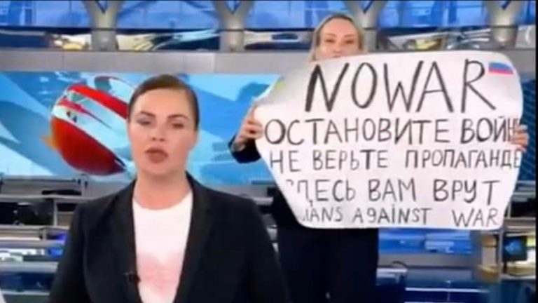 Nữ biên tập viên Nga Marina Ovsyannikova bất ngờ xông vào phòng thu hình tay cầm poster phản đối cuộc chiến xâm lược Ukraine khiến chương trình truyền hình tin tức trực tiếp của Nga bị gián đoạn hôm 14/3/2022.