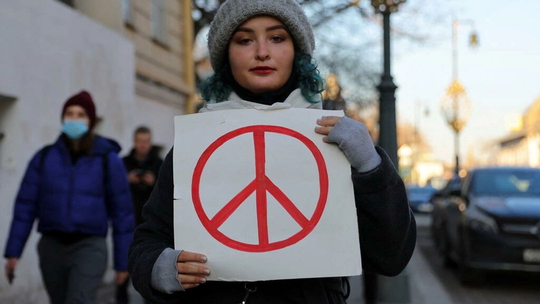 Một người biểu tình chống Nga xâm lăng Ukraine tại Matxcơva (Nga) ngày 27/02/2022. Ảnh: Reuters - Evgenia Novozhenina