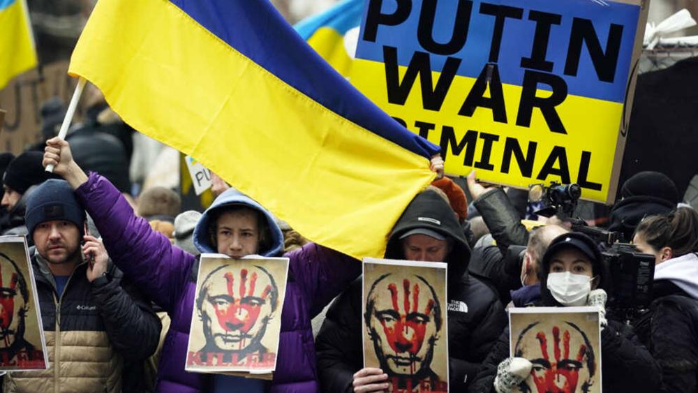 Biểu tình phản đối cuộc chiến xâm lược Ukraine do Tổng Thống Nga Putin phát động, New York 24/2/2022. Ảnh: AP/ Seth Wenig