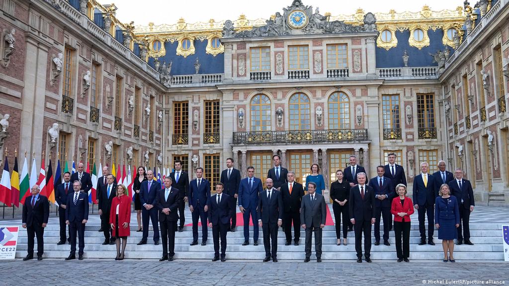 Các nhà lãnh đạo Âu Châu họp thượng đỉnh ở Điện Versailles, Pháp, thảo luận về cuộc chiến xâm lăng của Putin và việc gia nhập EU của Ukraine. Ảnh: Michel Euler/ AP
