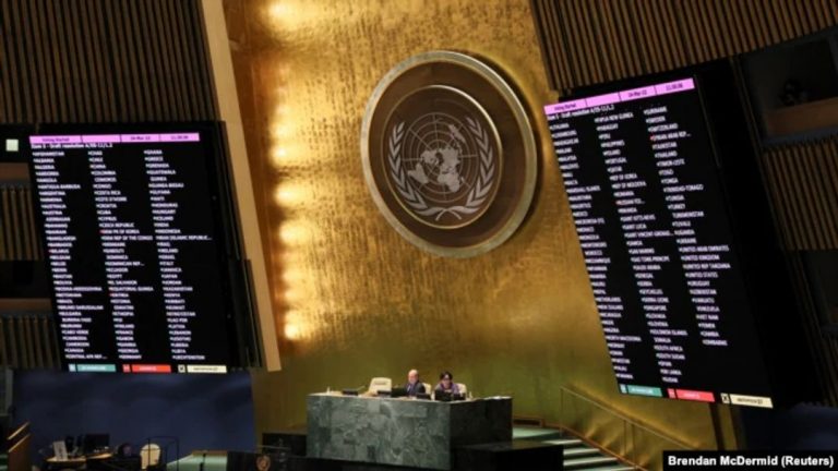 Bảng kết quả bỏ phiếu trong phiên họp đặc biệt của Đại Hội Đồng LHQ ngày 24/3/2022 về cuộc chiến xâm lược của Nga vào Ukraine, tại trụ sở LHQ ở thành phố New York, tiểu bang New York, Hoa Kỳ. Việt Nam một lần nữa bỏ phiếu trắng. Ảnh: Reuters/ Brendan McDermid
