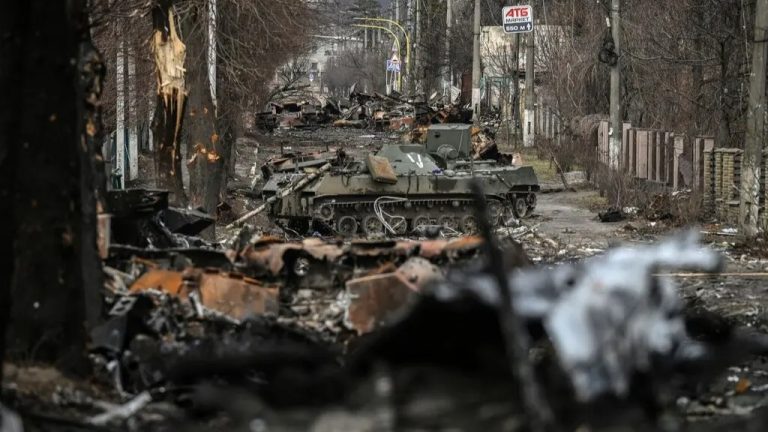 Xe tăng và cơ giới Nga bị các lực lượng Ukraine bắn hạ tại Bucha, cách thủ đô Kyiv khoảng 30 km về hướng Tây Bắc, hôm thứ sáu 4/3/2022. Ảnh: Aris Messinis / AFP/ Getty Images
