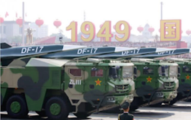 Xe quân sự mang tên lửa siêu thanh DF-17 trong năm 2019 duyệt binh ở Bắc Kinh để kỷ niệm 70 năm thành lập nước Cộng Hòa Nhân Dân Trung Hoa. Ảnh: Reuters