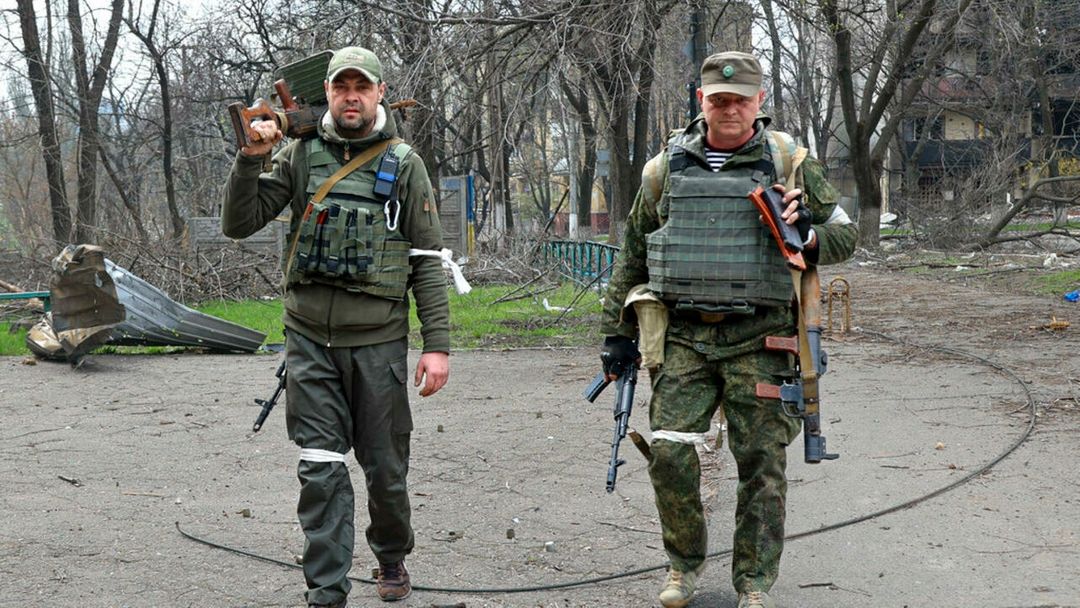 Các binh lính lực lượng ly khai của nước cộng hòa tự xưng Donetsk đang chiến đấu với quân đội Ukraina trong vùng miền Đông, ngày 15/04/2022. Ảnh: AP/ Alexei Alexandrov