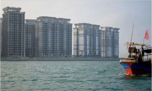 Đi thuyền qua các căn hộ dự kiến ​​phá dỡ ở Đan Châu, Trung Quốc, tháng 1/2022. Ảnh: Aly Song/ Reuters