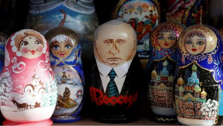 Mạng lưới tài chính phức tạp, nhiều tầng của Tổng Thống Nga Vladimir Putin giống như một con búp bê Matryoshka. Ảnh: Anatoly Maltsev/ EPA/ Shutterstock