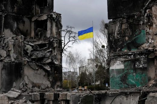 Cờ Ukraine vẫn tung bay giữa hoang tàn đổ nát bởi bom đạn của quân xâm lược Nga. Ảnh chụp ở Borodyanka, hướng Tây Bắc thủ đô Kyiv, hôm April 17, 2022 (nguồn: Sergei Chuzavkov/ SOPA Images via Getty Images)