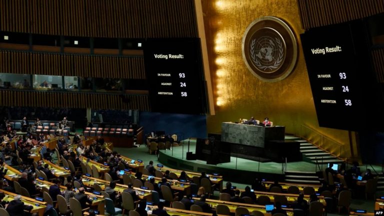 Bảng hiển thị kết quả thông qua nghị quyết trong cuộc biểu quyết của Đại Hội Đồng Liên Hiệp Quốc về dự thảo nghị quyết tìm cách đình chỉ Nga khỏi Hội Đồng Nhân Quyền LHQ tại thành phố New York, ngày 7/4/2022. Việt Nam bỏ phiếu chống. Ảnh: AFP