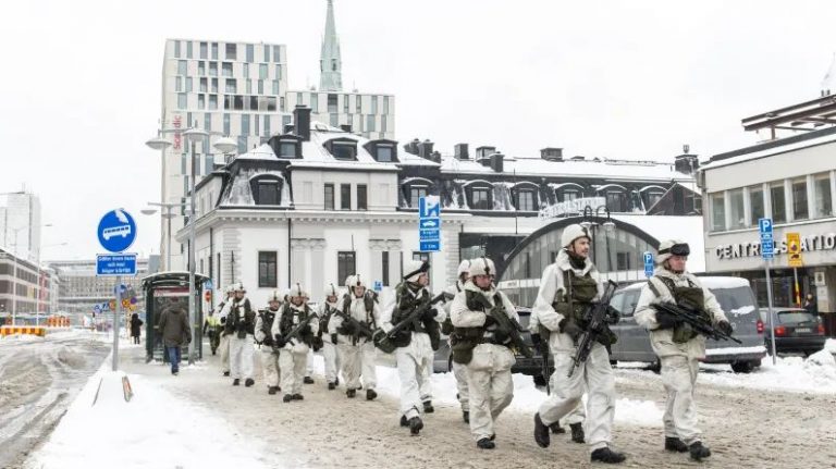 Toán lính Thụy Điển tuần tiễu ở Stockholm, tháng 3, 2017. Ảnh: Tiansheng Shi/ Xinhua/ Redux