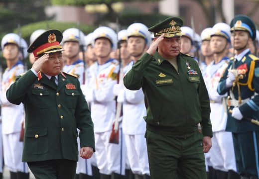 Bộ Trưởng Quốc Phòng Nga Sergey Shoigu (phải) và người đồng cấp Việt Nam Ngô Xuân Lịch duyệt đội danh dự trong lễ đón tại Hà Nội vào ngày 23/1/2018. Ảnh: Getty Images via AFP/ Hoang Dinh Nam