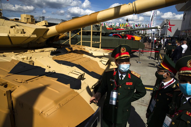 Các khách quân đội từ Việt Nam đang xem xe tăng T-90MS của Nga tại một triển lãm quân sự hàng năm ở Alabino, ngoại ô Moscow hôm 23/8/2020. Ảnh: AP