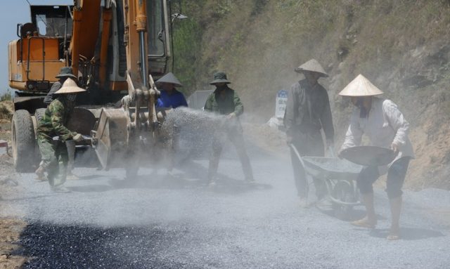 Công nhân sửa đường cao tốc ở tỉnh Hà Giang năm 2015. Ảnh: AFP