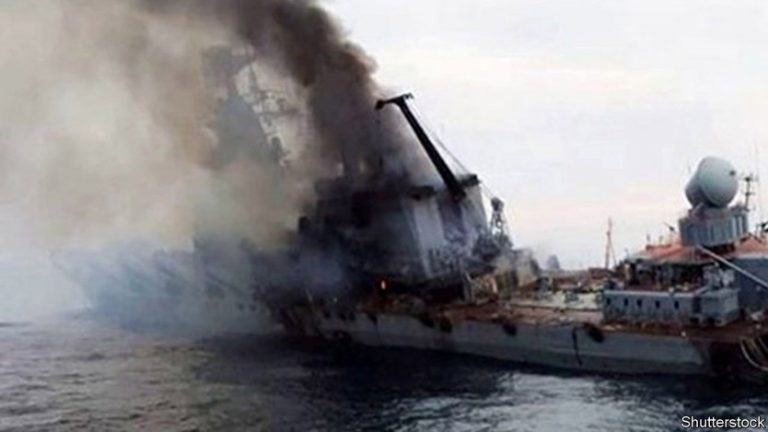 Chiến hạm Moskva của Hải Quân Nga chìm ở Biển Đen sau khi bị tên lửa Ukraine tấn công, 18/04/2022. Ảnh:  Shutterstock