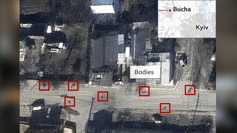Ảnh chụp vệ tinh tại Bucha ngày 19/3/2022. Các ô vuông đỏ đánh dấu thi thể. Ảnh: Maxar/ BBC