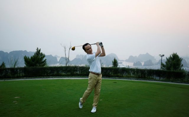 Ông Trịnh Văn Quyết chơi golf ở sân golf ở Vịnh Hạ Long hôm 19/4/2019. Ảnh: Reuters