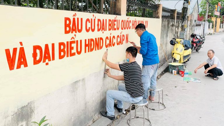 Kẻ khẩu hiệu tuyên truyền về bầu cử, thành phố Cẩm Phả, Quảng Ninh, tháng 4/2021. Ảnh: Internet
