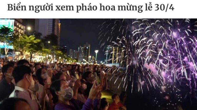 Màn bắn pháo hoa tại khu vực đầu đường hầm Sài Gòn tối 30/4/2022 thu hút hàng ngàn người xem. Ảnh chụp từ FB Lâm Bình Duy Nhiên