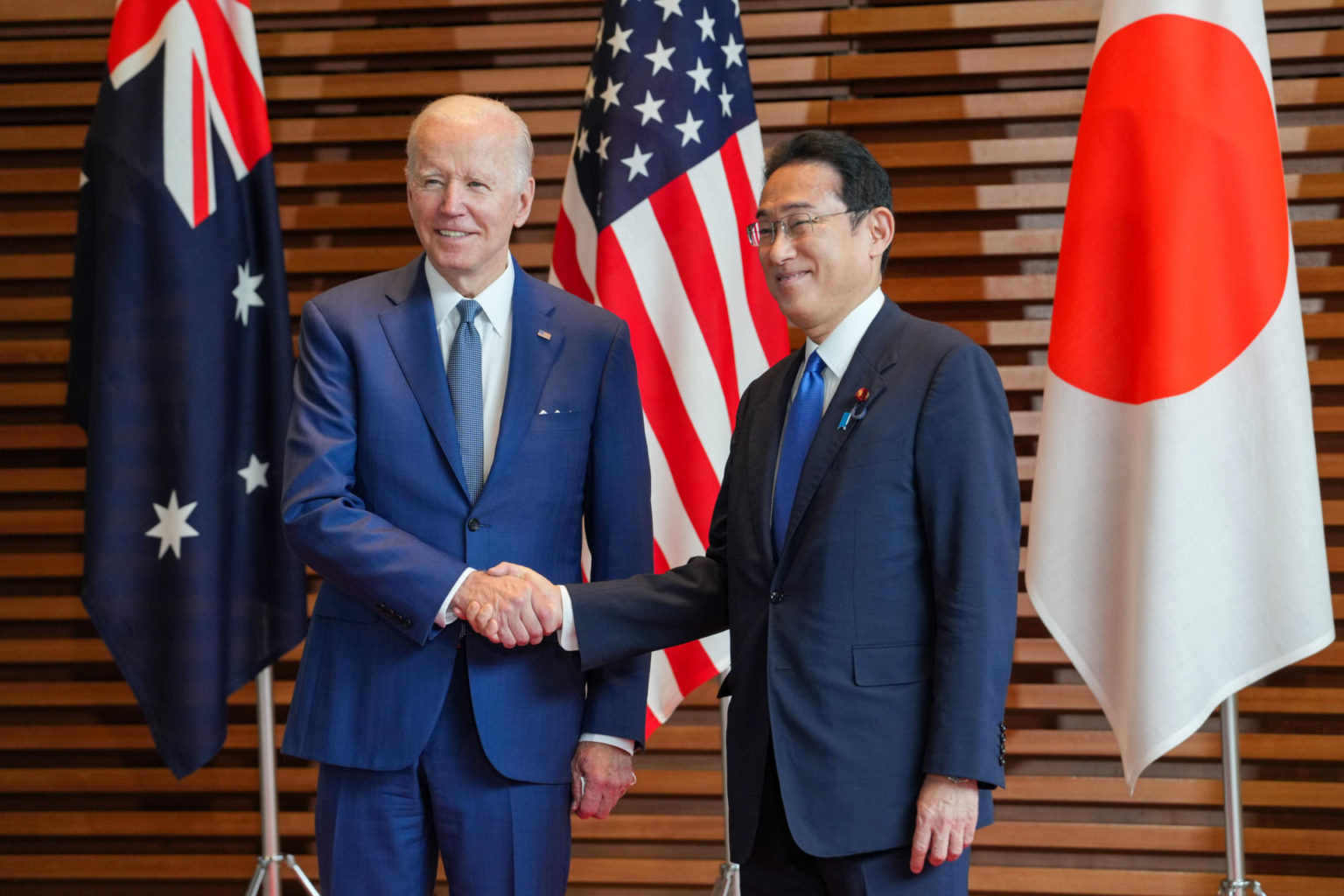 Trong chuyến công du tại Nhật, Tổng Thống Joe Biden (trái) phát đi tín hiệu rằng ông sẽ can thiệp quân sự nếu Đài Loan bị Trung Quốc tấn công, hôm 24/5/2022. Ảnh: Zhang Xiaoyou – Pool/ Getty Images