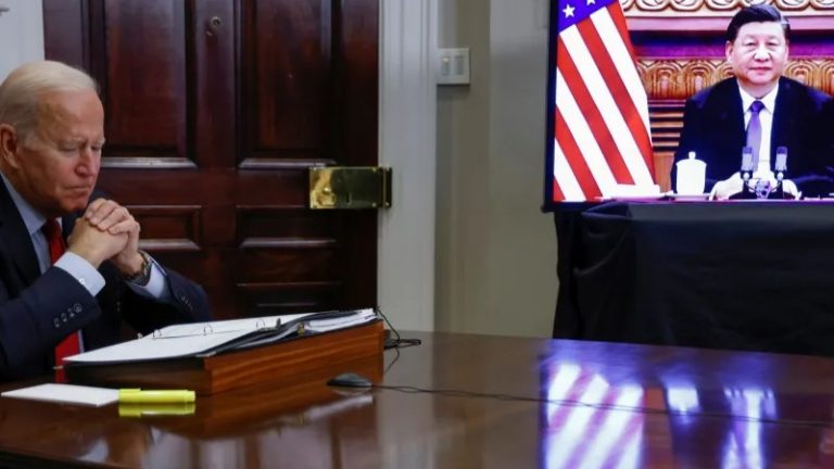 Tổng Thống Hoa Kỳ Biden nói chuyện trực tuyến với Chủ Tịch Trung Quốc Tập Cận Bình từ Tòa Bạch Ốc, tháng 11/2021. Ảnh: Jonathan Ernst/ Reuters