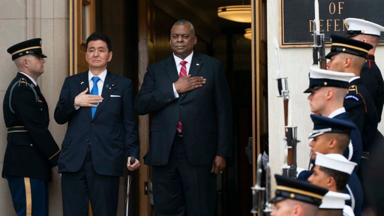 Bộ Trưởng Quốc Phòng Mỹ Lloyd Austin tiếp đồng nhiệm Nhật Bản Nobuo Kishi tại Lầu Năm Góc, Washington, Mỹ, 04/05/2022. Ảnh: AP - Manuel Balce Ceneta