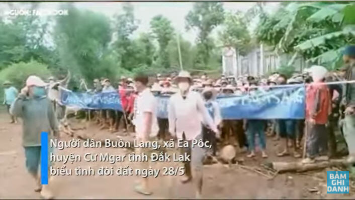 Hàng chục người dân Buôn Lang, xã Ea Pôc, huyện Cư Mgar tỉnh Đắk Lắk, mang theo những biểu ngữ thô sơ xuống đường biểu tình đòi đất hôm 28/5/2022. Ảnh: Youtube Việt Tân