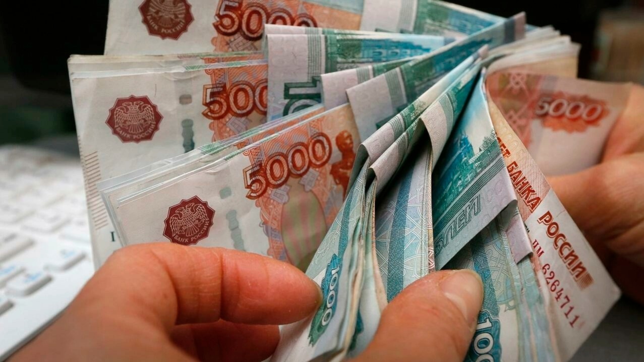 Đồng rúp của Nga. Ủy Ban Châu Âu hôm 02/05/2022 từ chối thanh toán bằng đồng rúp các hợp đồng mua khí đốt Nga để tỏ tình liên đới với Ba Lan và Bulgaria. Ảnh: Reuters/ Ilya Naymushin