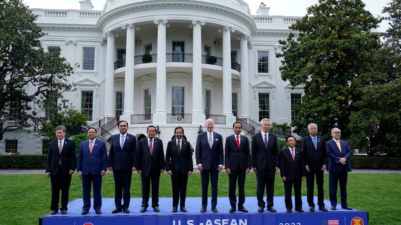 Tổng Thống Mỹ Joe Biden chụp ảnh kỷ niệm với các nhà lãnh đạo ASEAN tại Nhà Trắng, Washington, Mỹ, ngày 12/05/2022 nhân Thượng Đỉnh Mỹ-ASEAN. Ảnh: Susan Walsh - AP